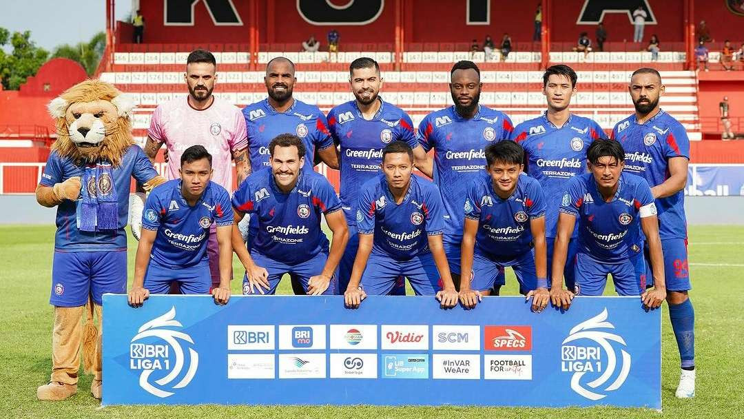 Skuad Arema dengan latar belakang tribune Stadion Soepriadi, Kota Blitar (Foto: Arema FC)