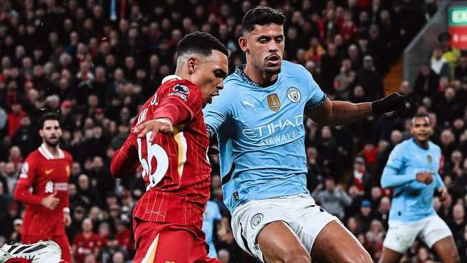 Liverpool unggul sementara di babak pertama saat menjamu Manchester City dalam lanjutan Liga Inggris 2024/2025, di Stadion Anfield Liverpool. (Foto: Reuters)