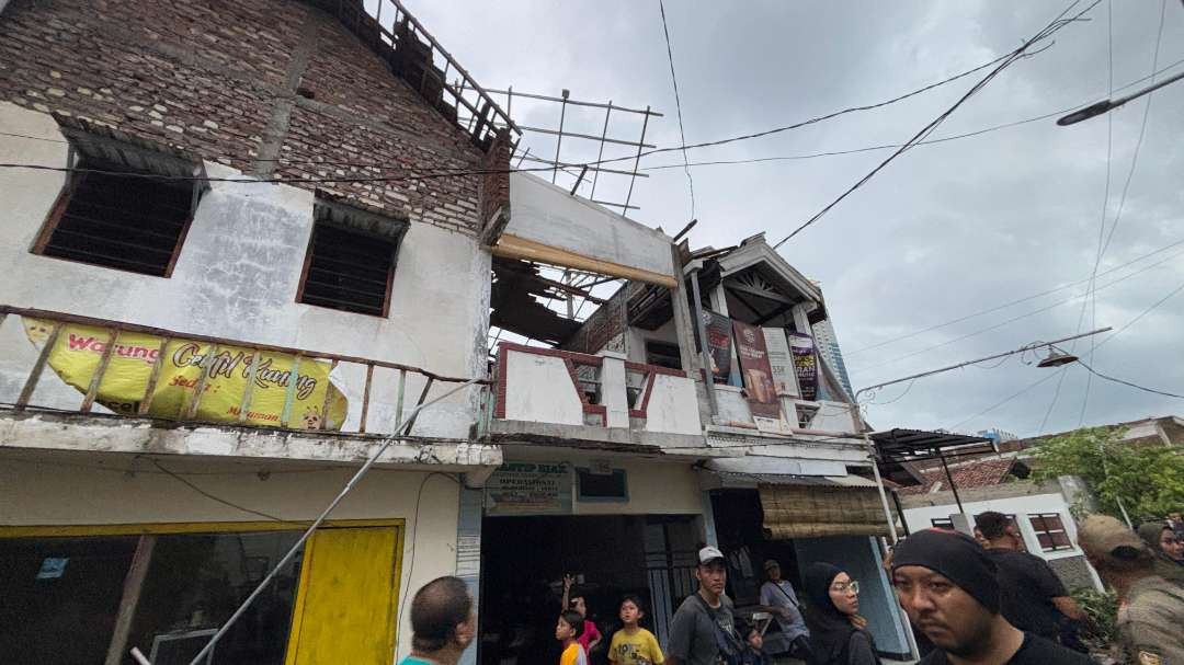 Salah satu rumah terdampak di kawasan Manyar Tegal, Kecamatan Mulyorejo, Surabaya, terdampak angin puting beliung, pada Jumat 29 November 2024. (Foto: Julianus Palermo/Ngopibareng.id)