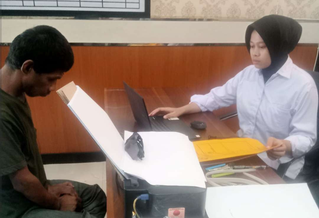 Tersangka pencabulan keponakan sendiri diperiksa di UPPA Satreskrim Polres Lamongan. (Foto: Istimewa)