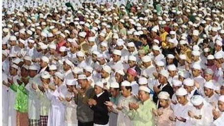 Jemaah shalat sedang membaca Doa Qunut Subuh. (Foto: dok/ngopibareng.id)