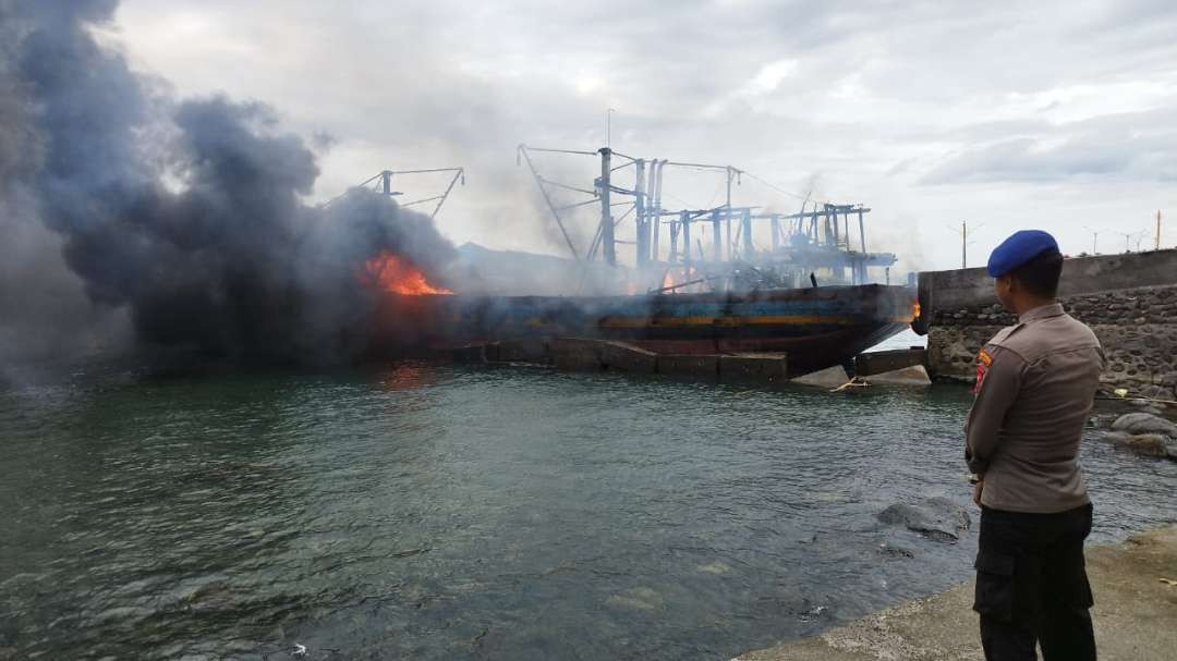 Api melahap kapal ikan yang berada di kawasan Pelabuhan Masami Banyuwangi, Jawa Timur. (Foto: Muh Hujaini/Ngopibareng.id)