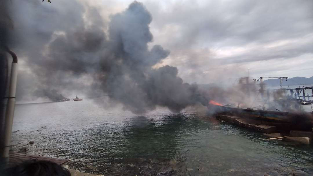 Dua kapal Ikan KMN Dinda Jaya dan Bahtera Makmur terbakar. (Foto: Muh Hujaini/Ngopibareng.id)