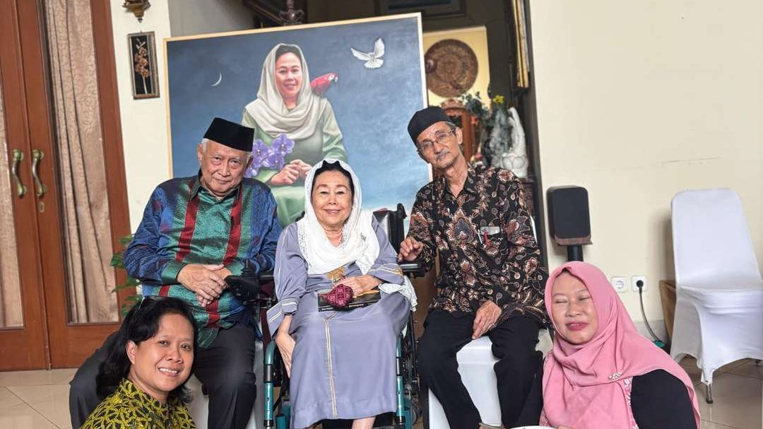 Keluarga santri: Ny Hj. Sinta Nuriyah Abdurrahman Wahid berssama KH Husein Muhammad dan para tamunya di Ciganjur, Jakarta Selatan. (Foto: dok/ngopibareng.id)