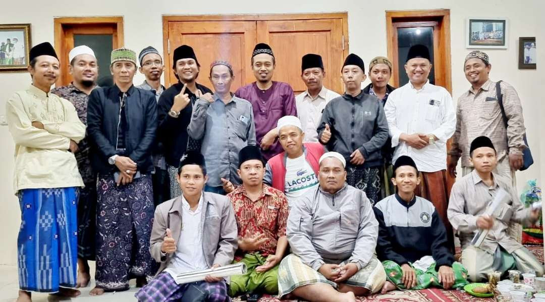 Kiai Ma'ruf Khozin, bersama para alumi Pondok Pesantren Al-Falah Ploso, Mojo, Kabupaten Kediri. (Foto: dok/ngopibareng.id)