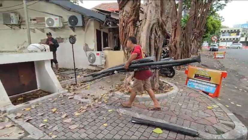 Sisa potongan kulit kabel utilitas yang telah dipotong, saat ditemukan oleh petugas DSDABM Kota Surabaya di saluran Jalan Kedungdoro, yang disinyalir menjadi penyebab genangan di kawasan tersebut. (Foto: Humas Pemkot Surabaya)