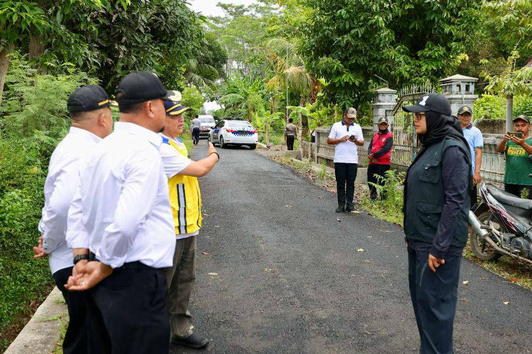 Bupati Ipuk Fiestiandani mengecek pembangunan jalan di wilayah Muncar, Banyuwangi, Jawa Timur. (Foto: Humas Pemkab Banyuwangi)