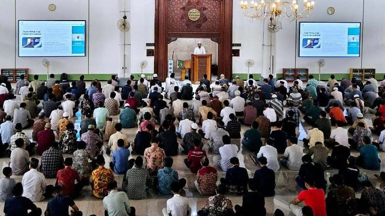 Jumatan di Masjid Manarul Ilmi ITS, Surabaya. Sejak Prof Muhammad Mashuri menjadi pimpinan takmirnya masjid ini terasa sekali nuansa teknologi seperti nama kampusnya, Institut Teknologi Sepuluh November 1945 Surabaya (ITS). (Foto: maruf khozin for ngopibareng.id)