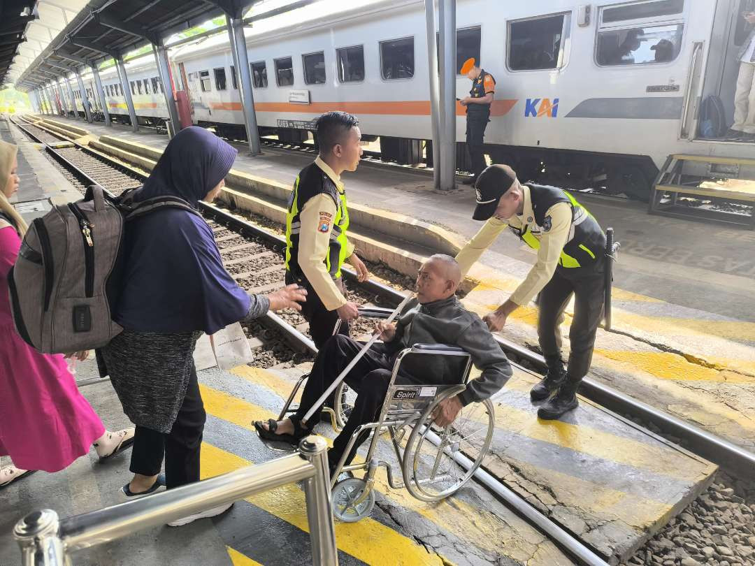 KAI Daop 9 Jember menambah fasilitas ramah difabel dalam rangkaian kereta maupun stasiun, termasuk juga melatih petugas menggunakan bahasa isyarat. (Foto: Dokumentasi KAI Daop 9 Jember)