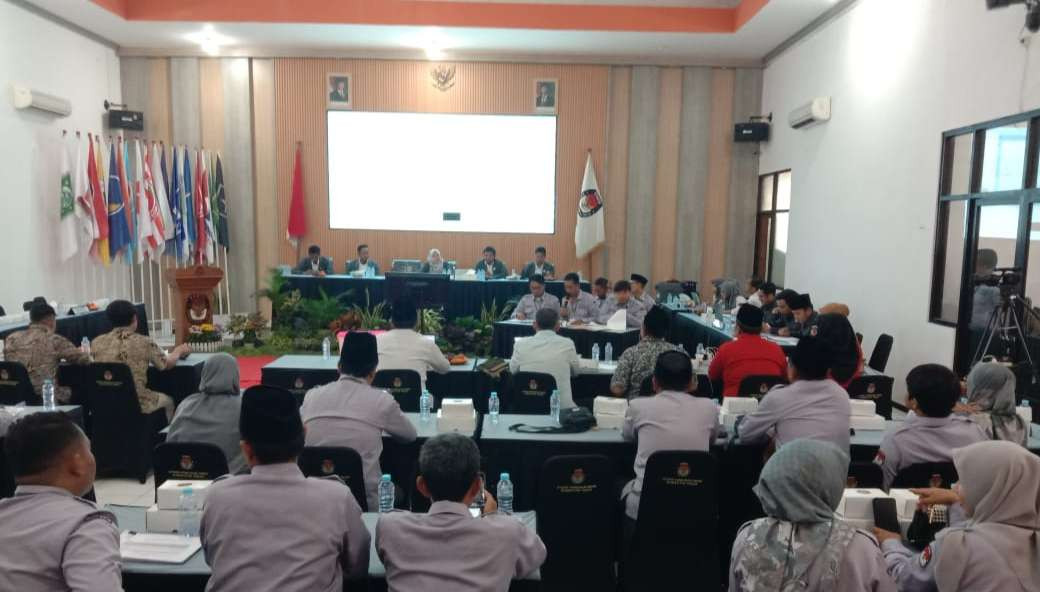 Rapat pleno terbuka rekapitulasi penghitungan perolehan suara tingkat kabupaten Pemilihan Gubernur-Wakil Gubernur dan Bupati-Wakil Bupati Tuban (Foto: Khoirul Huda/Ngopibareng.id)