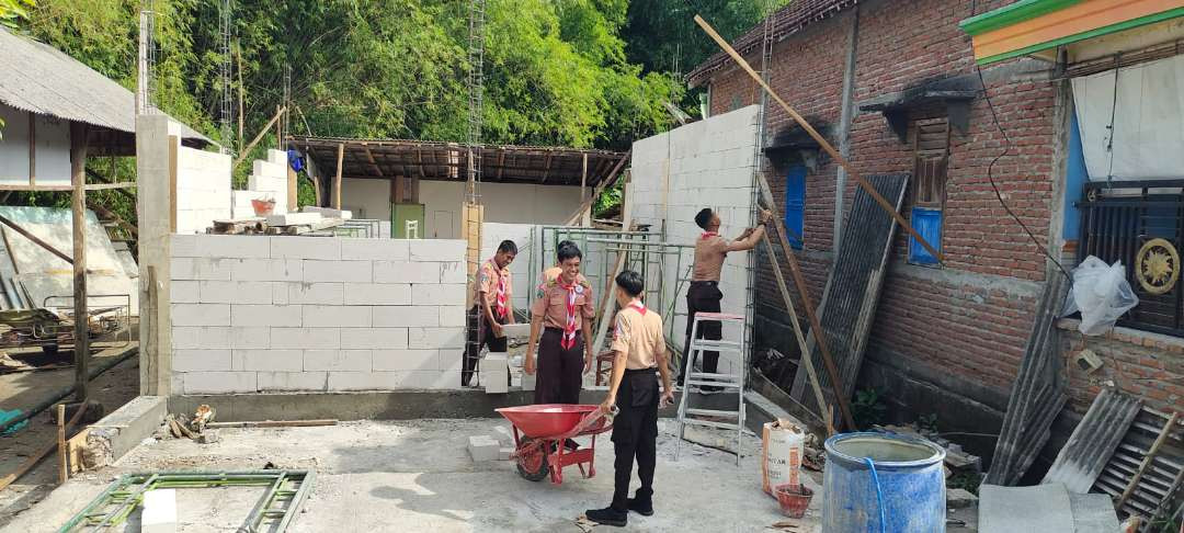 Anggota Pramuka Penegak Kabupaten Lamongan itu serta dalam program pemugaran rumah dalam rangka Pengembangan Kepramukaan di Kreteranggon, Sambeng, Lamongan pada 1 Desember 2024. (Foto: Pusdatin Kwarda Jatim)