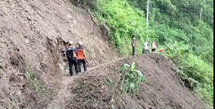 Tanah longsor di Dusun Nglengko, Desa Ngranget, Kecamatan Dagangan, Kabupaten Madiun, terisolir akibat longsor pada tanggal 29 November dan 1 Desember 2024. (Foto: tangkapan layar: metro).