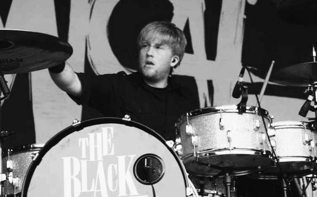 Bob Bryar, mantan drummer band My Chemical Romance, meninggal dunia di rumahnya. Kondisi mayatnya membusuk. (Foto: Istimewa)