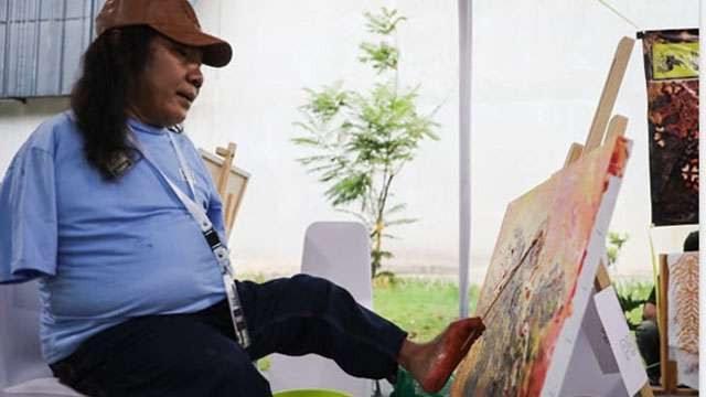 Sadikin Pard, saat melukis bersama di Taman Ismail Marzuki di Jakarta, Minggu kemarin. (Foto:Ngopibareng.ID/Kemensos)