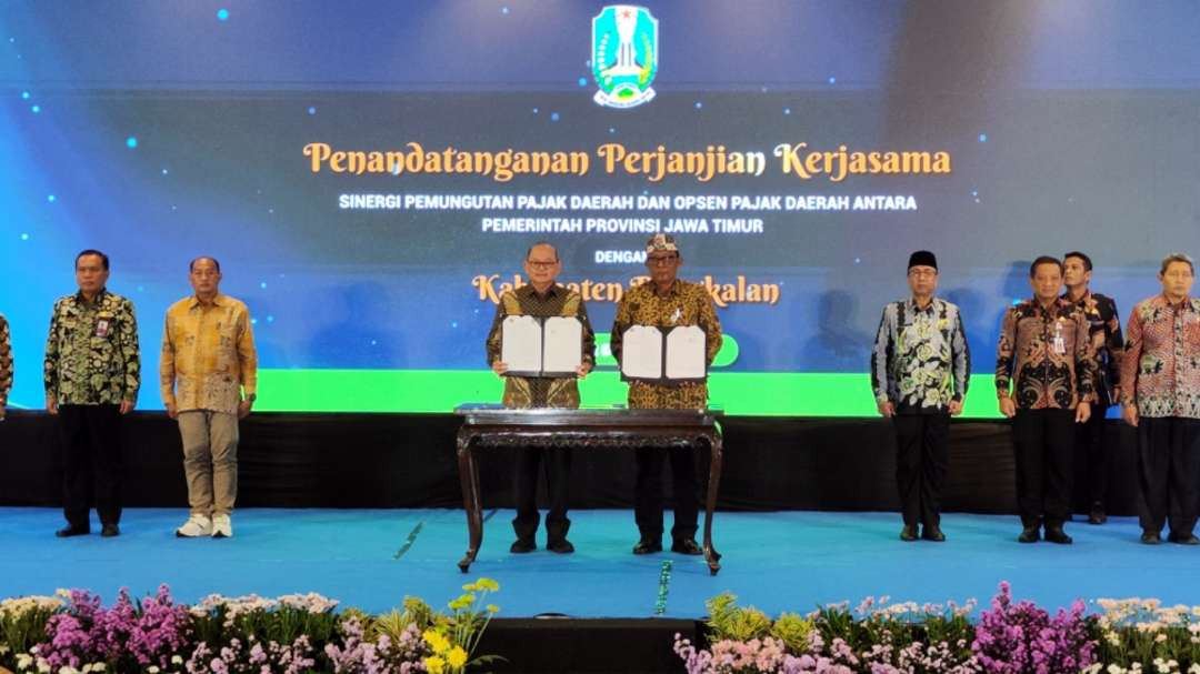 Pj Sekdaprov Jatim, Bobby Soemiarsono dan perwakilan pemda melakukan penandatanganan kerja sama di Surabaya, Senin 2 Desember 2024. (Foto: Fariz Yarbo/Ngopibareng.id)