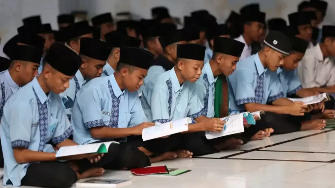 Para santri sedang belajar bersama di pesantren. Menggali khazanah ilmu keislaman. (Foto: dok/ngopibareng.id)