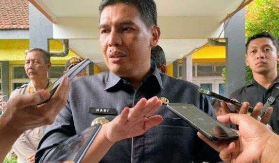 Pj Bupati Bondowoso Hadi Wawan Guntoro meminta Dispendik setempat mencari solusi mengatasi 90 sekolah negeri belum punya kepala sekolah definitif.(Foto: Guido/Ngopibareng.id)