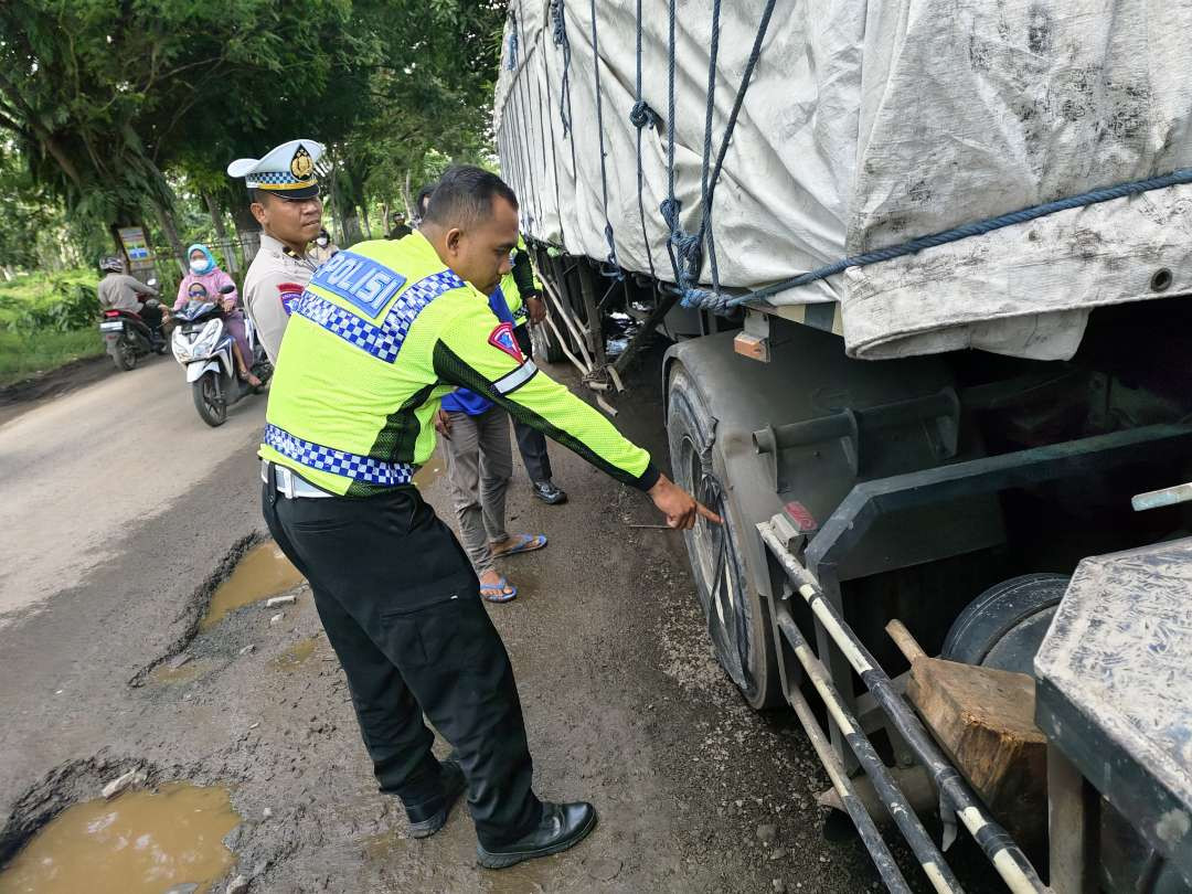 Polisi saat melakukan olah TKP kecelakaan yang menewaskan seorang pelajar perempuan di Jember (Foto: Dokumentasi Satlantas Polres Jember)