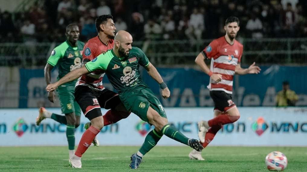 Pemain Persebaya, Moh Rashid saat melakukan tembakan ke gawang Madura United yang menjadi gol penentu kemenangan di Stadion Gelora Bangkalan, Senin 2 Desember 2024 malam. (Foto: Persebaya)