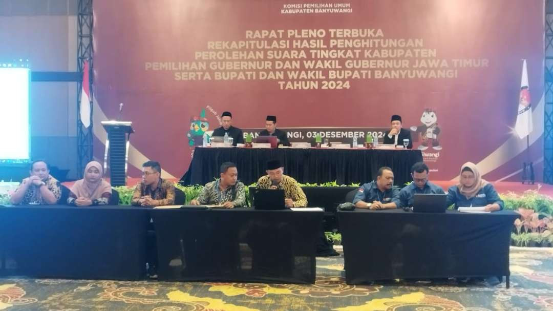 Proses rekapitulasi penghitungan suara pilgub dan Pilbup tingkat Kabupaten Banyuwangi (Foto:  Muh Hujaini/Ngopibareng.id)