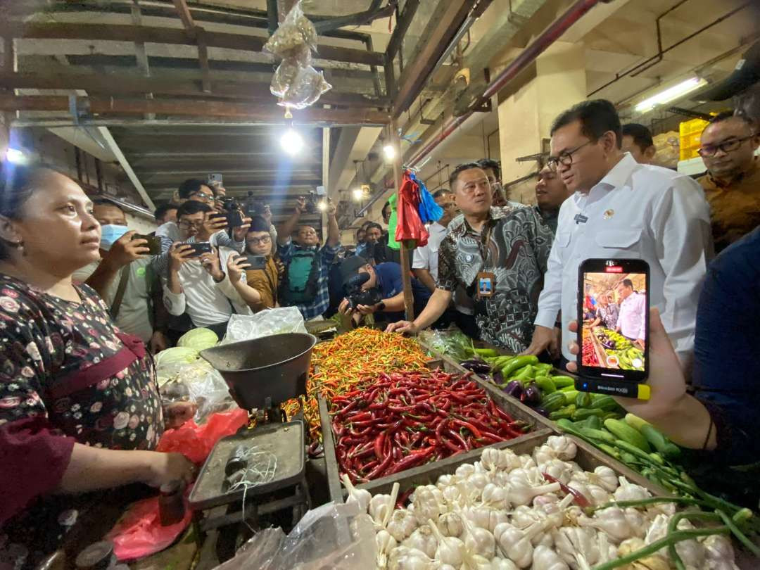 Menteri Perdagangan (Mendag) Budi Santoso saat meninjau harga dan ketersediaan bahan pokok di Pasar Tambahrejo, Jalan Tambakrejo, Simokerto, Surabaya, Selasa 3 Desember 2024. (Foto: Julianus Palermo/Ngopibareng.id)