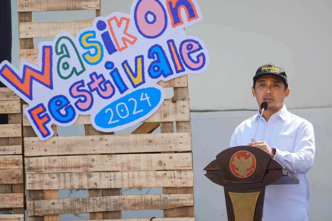 Pelaksana Tugas (Plt) Wali Kota Pasuruan, Adi Wibowo (Mas Adi) saat memberikan sambutan pembukaan Pasuruan Creative Fest di kawasan TIC Alun-Alun Utara Kota Pasuruan pada Senin, 2 Desember 2024.