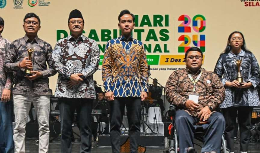 Wapres Gibran Rakabuming Raka bersama Menteri Sosial Saifullah Yusuf pada peringatan HDI di Taman Ismail Marzuki, Jakarta Pusat. (Foto: Setwapres)