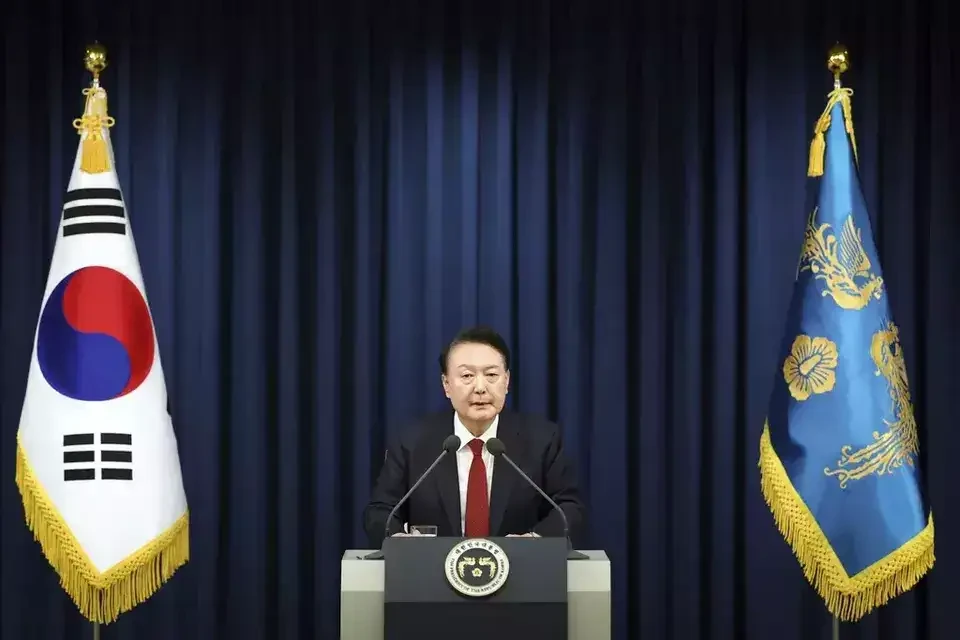 Presiden Yoon Suk Yeol mengumumkan Korsel darurat militer melalui pidato yang disiarkan langsung di televisi nasional pada Selasa 3 Desember 2024 malam. (Foto: AP)