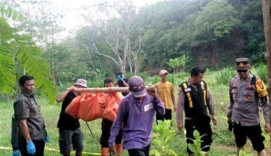 Evaluasi mayat pria tanpa identitas di Bondowoso ditemukan di gubuk tegakan jauh dari permukiman warga . (Foto: Shobingan Polsek Tegalampel)