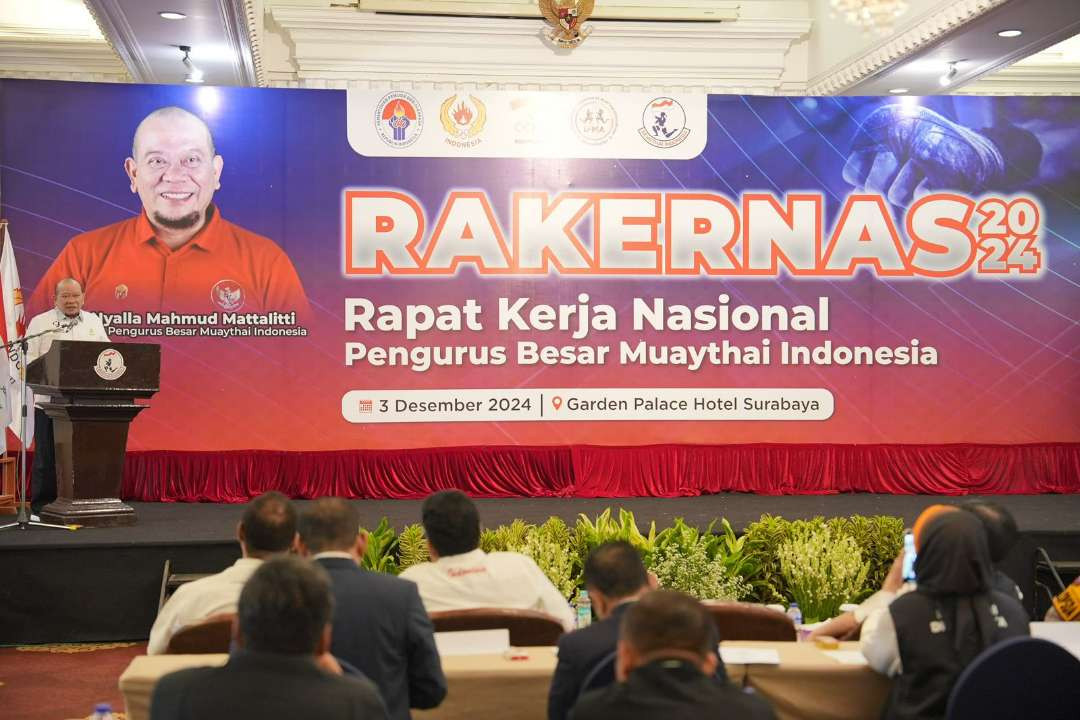 Ketua PB Muaythai Indonesia (PBMI) saat membuka Rakernas PBMI 2024 di Hotel Garden Palace, Surabaya, Selasa 3 Desember 2024. (Foto: Istimewa)