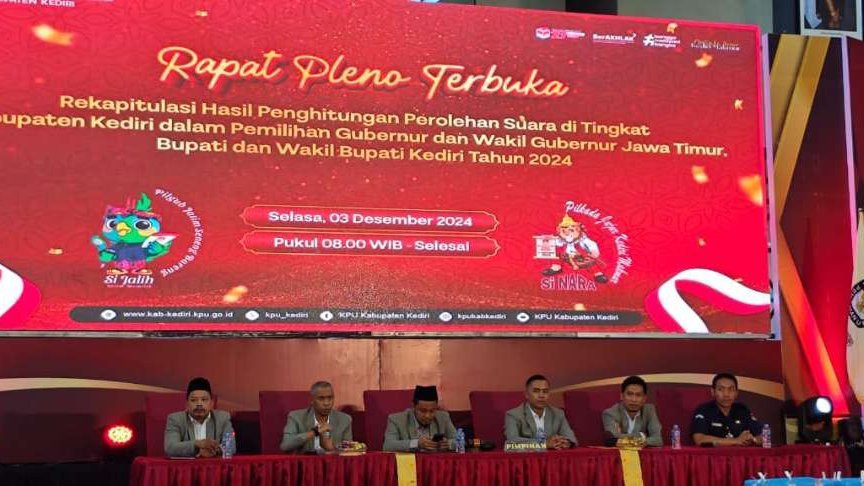 KPU Kabupaten Kediri melaksanakan rapat pleno terbuka rekapitulasi hasil penghitungan perolehan suara tingkat kabupaten dalam Pilkada 2024. (Foto: Fendi Lesmana/Ngopibareng.id)