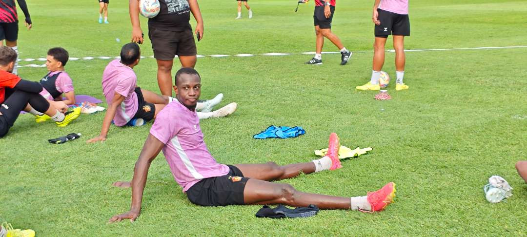 Sembuh lebih cepat, gelandang impor Persik Kediri, Ousmane Fane, sap diturunkan lawan Madura United. (Foto: Fendhy Lesmana/Ngopibareng.id)