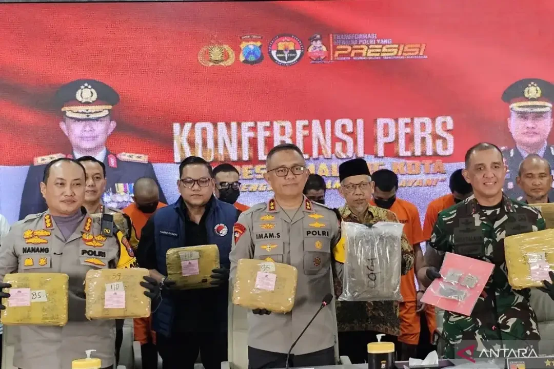 Polda Jawa Timur bersama Polresta Malang Kota gagalkan peredaran ganja dengan berat total mencapai 166,58 kilogram dari jaringan antarprovinsi. (Foto: Ant)