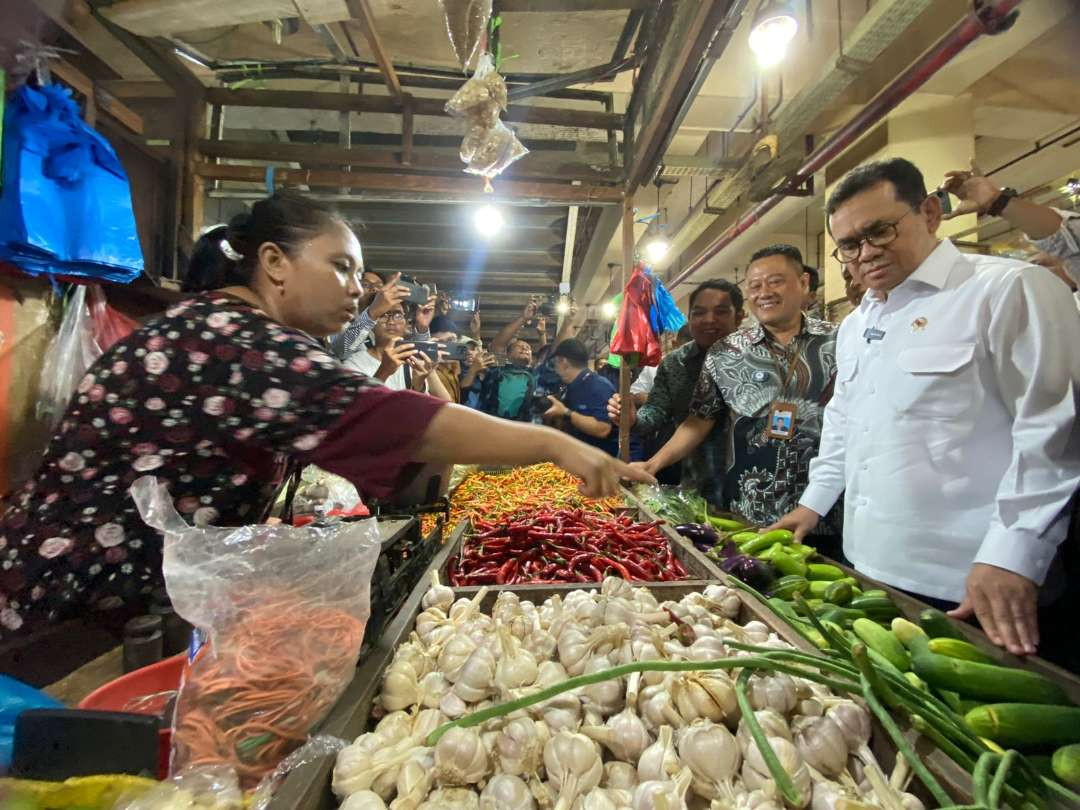 Menteri Perdagangan (Mendag) Budi Santoso (kanan) saat meninjau bahan pokok di Pasar Tambahrejo, Simokerto, Surabaya, Selasa 3 Desember 2024. (Foto: Julianus Palermo/Ngopibareng.id)