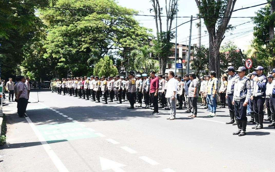 Apel pagi kesiapan 400 anggota gabungan pengamanan proses rekapitulasi penghitungan suara Pilkada Serentak 2024 di Bondowoso sebelum bertugas. (Foto: Guido Saphan/Ngopibareng.id)