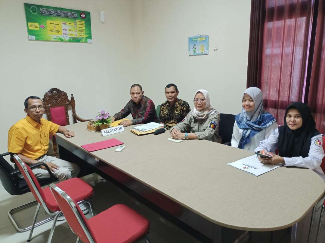 Foto bersama sebelum sidang mediasi digelar di Pengadilan Negeri Jember (Foto: Dokumentasi Moh Husni Thamrin)