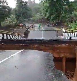 Jalur ke Pelabuhan Ratu- Sukabumi putus akibat banjir bandang dan longsor. (Foto: media sosial X)