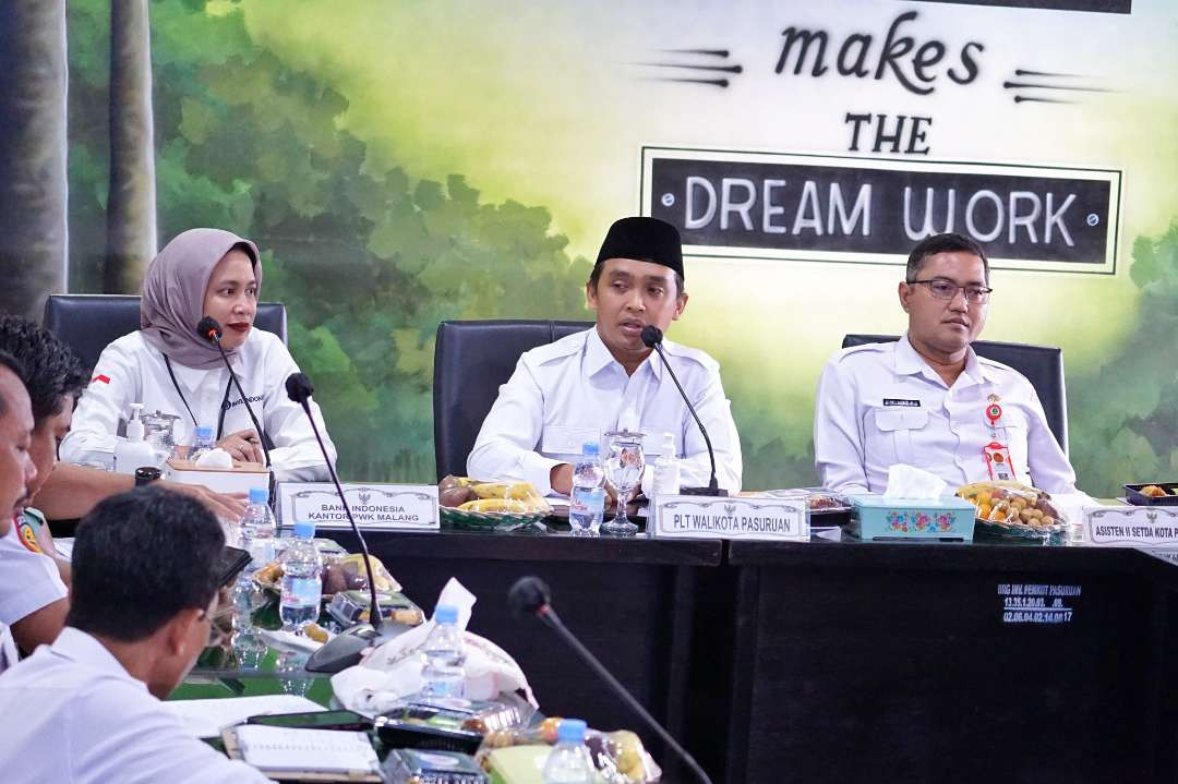 Tim Pengendali Inflasi Daerah (TPID) Kota Pasuruan menggelar high level meeting langkah konkret pengendalian inflasi Kota Pasuruan jelang Nataru dipimpin Plt. Wali Kota Pasuruan, Adi Wibowo di Ruang Rapat Untung Suropati I, pada Rabu 4 Desember 2023.(Foto: Istimewa)