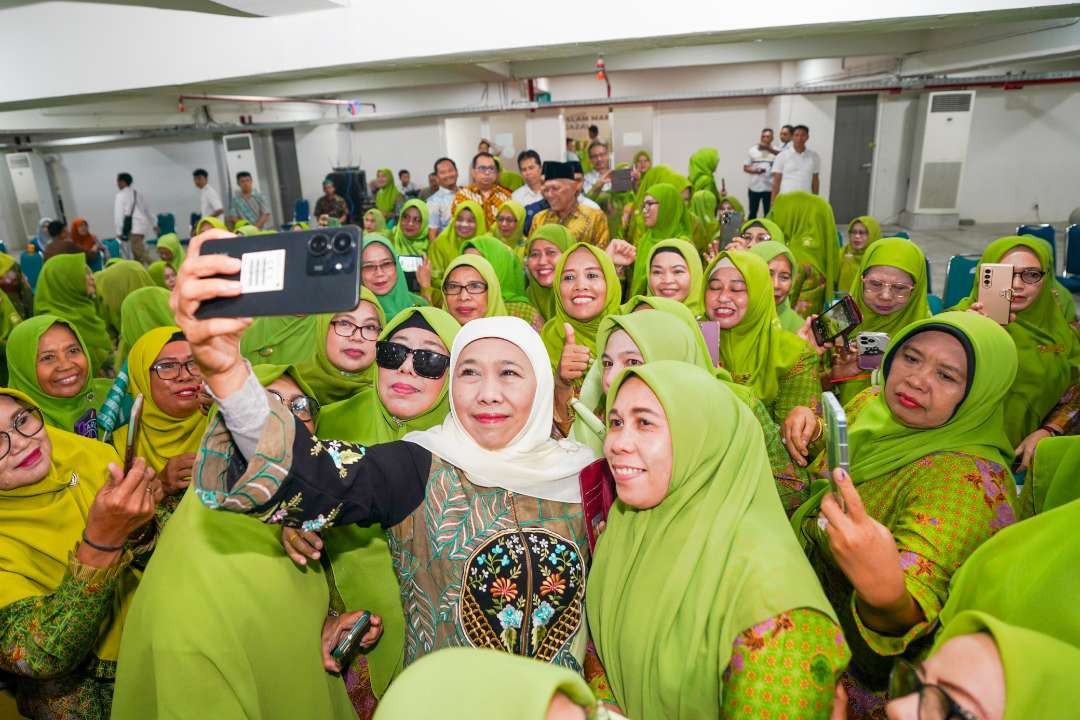 Ketua Umum PP Muslimat NU Khofifah Indar Parawansa mengapresiasi buku karya KH Abdul Hakim Mahfudz atau yang akrab disapa Gus Kikin yang berjudul "Hadratussyaikh KH M Hasyim Asy’ari : Pemersatu Umat Islam Indonesia"di Auditorium Universitas Islam Makassar (UIM) Al-Gazali, Rabu 4 Desember 2024. (Foto: Istimewa)