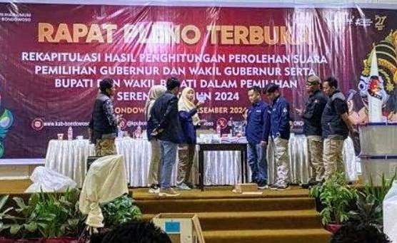 KPU Bondowoso menggelar rekapitulasi penghitungan suara kabupaten, Rabu 4 Desember 2024 malam. Hasilnya, pasangan Hamid dan As'ad pemenang Pilkada Bondowoso 2024. (Foto: Guido Saphan/Ngopibareng.id)