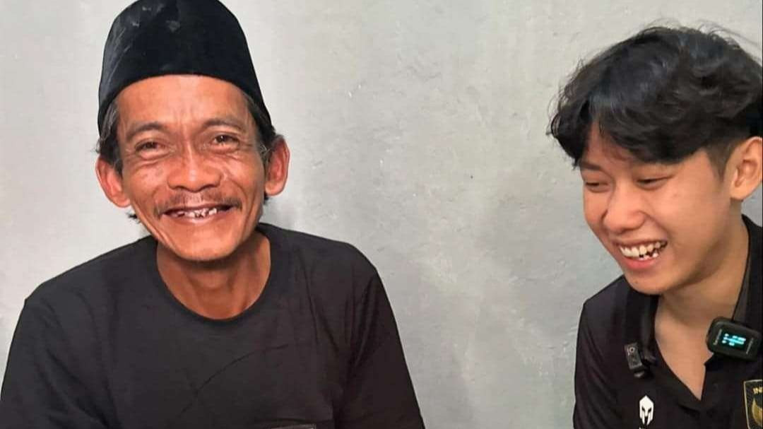 Wajah semringah Sunaji diberi uang tunai Rp100 juta. (Foto: Instagram)