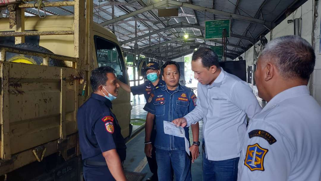 Anggota DPRD Surabaya Achmad Nurdjayanto saat melakukan peninjauan Pengujian Kendaraan Bermotor (PKB) atau uji KIR di Margomulyo, Surabaya. (Foto: Julianus Palermo/Ngopibareng.id)