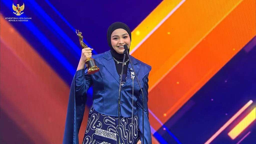 Salma Salsabil memborong empat trofi AMI Awards, berkat lagu Bunga Hati. (Foto: YouTube AMI Awards)