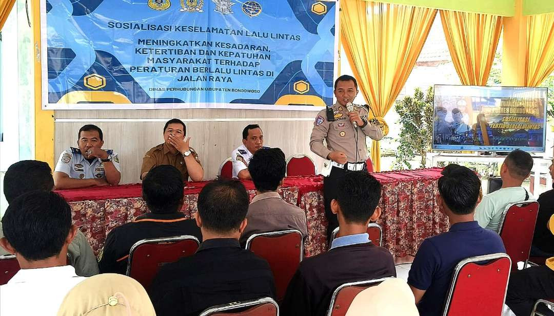 Kasatlantas Polres Bondowoso, AKP Akhmad Rochan sosialisasi aturan berlalu lintas kepada para sopir, ojek, dan pengguna jalan di Bondowoso.(Foto: Guido/Ngopibareng.id)