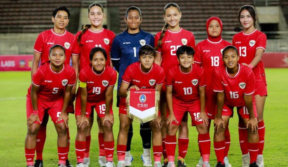 Timnas Indonesia mengungguli Kamboja 2-1 hingga babak pertama berakhir pada laga final Piala AFF Putri 2024 di Laos. (Foto: Ist)