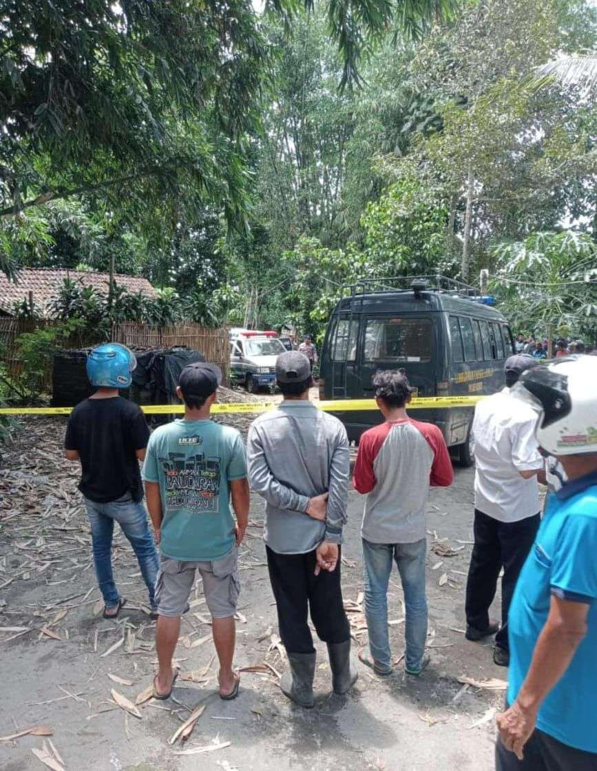 Warga Dusun Gondanglegi, Desa Pandantoyo, Kecamatan Ngancar, Kabupaten Kediri, dikejutkan dengan kabar ditemukanya tiga jenazah dalam satu sekeluarga di dalam rumah. (Foto: Istimewa)