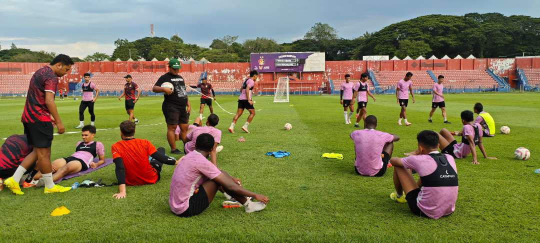 Para pemain Persik Kediri gelar latihan di Stadion Brawijaya, persiapan hadapi Madura United. (Foto: Fendi Lesmana/Ngopibareng.id)