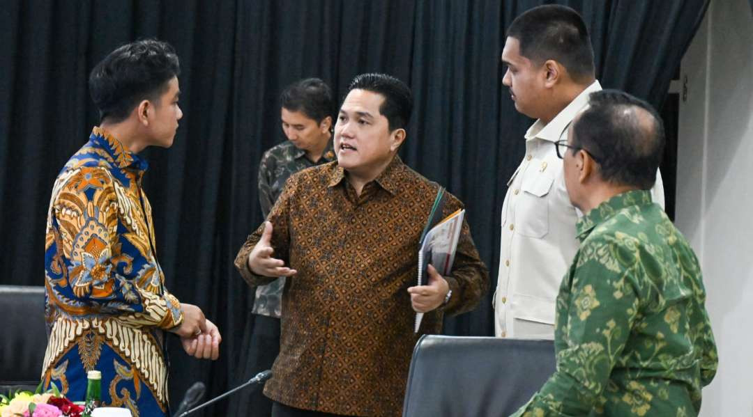 Wapres Gibran terlibat pembicaraan tentang pengembangan prestasi olahraga gengan Ketua Umum PSSI/Menteri BUMN Erick Thohir. (Foto: Setwapres)