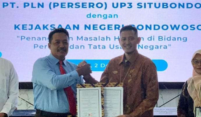 Kepala Kejari Bondowoso Dzakiyul Fikri dan Manajer PLN UP3 Situbondo Eka  Panji melakukan MoU bidang hukum perdata dan TUN.(Foto: Humas PLN Situbondo)