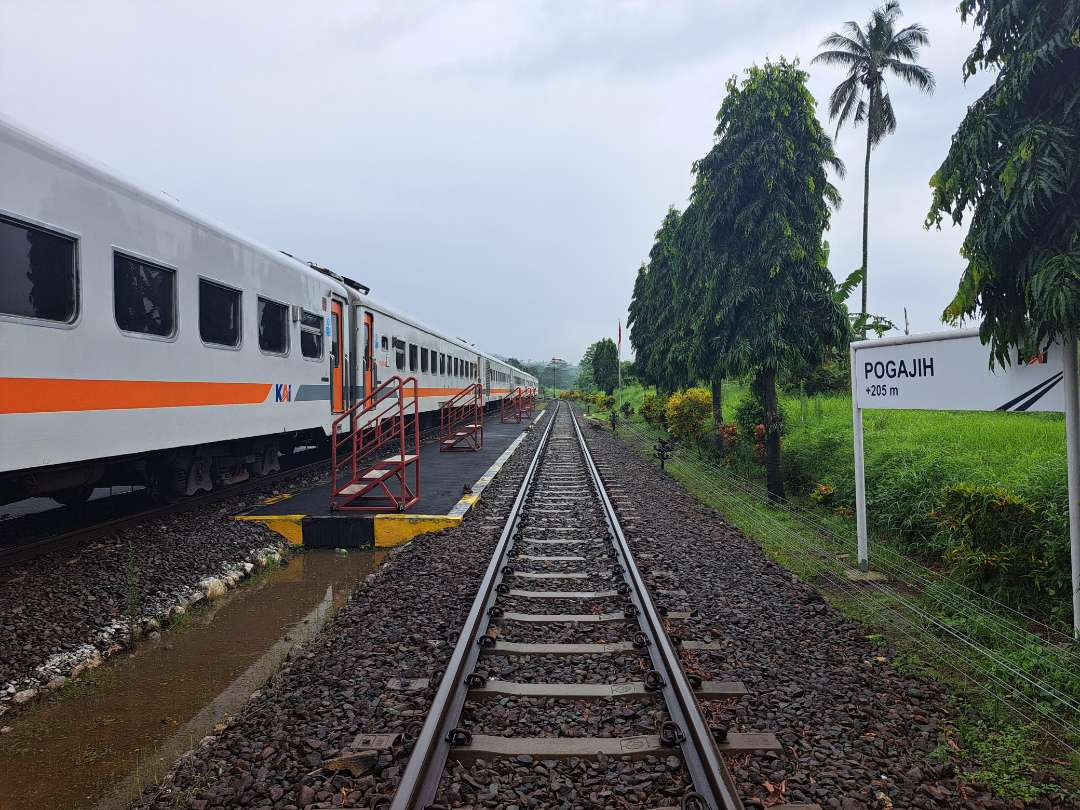 Banjir dan longsor terjadi di sejumlah titik sepanjang jalur kereta api Stasiun Pogajih-Kesamben di Blitar, sejak Sabtu Kamis 5 Desember 2024. (Foto: Dok PT. KAI)